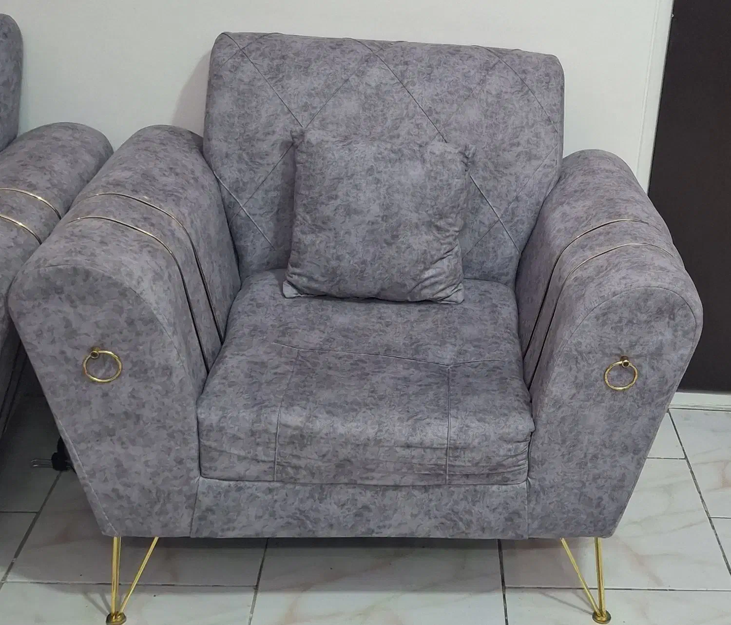 مبل راحتی|مبلمان خانگی و میز عسلی|اندیشه, اندیشه فاز ۱|دیوار