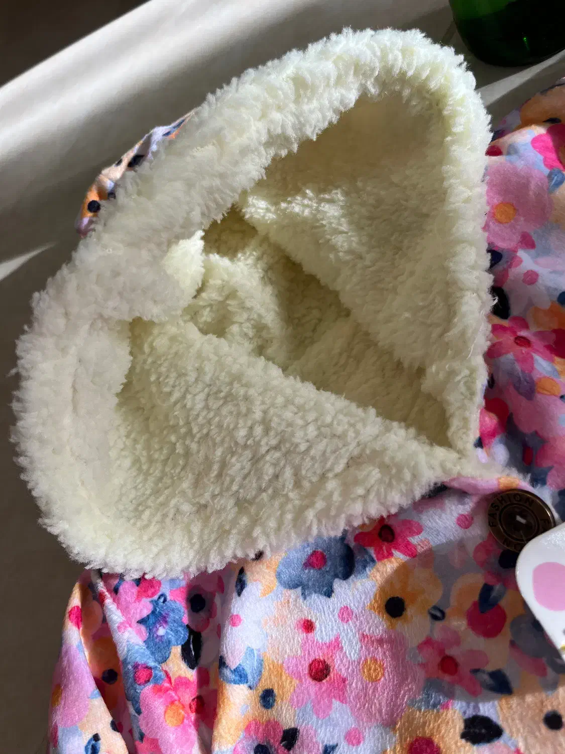 کاپشن|کفش و لباس بچه|صومعه‌سرا, |دیوار