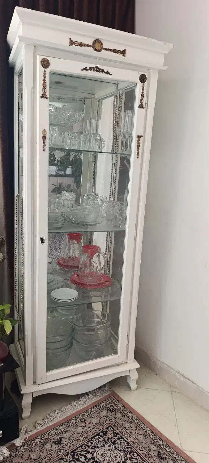 میز و یک ویترین|میز تحریر و کامپیوتر|فولادشهر, سایت صنعتی کاوه|دیوار