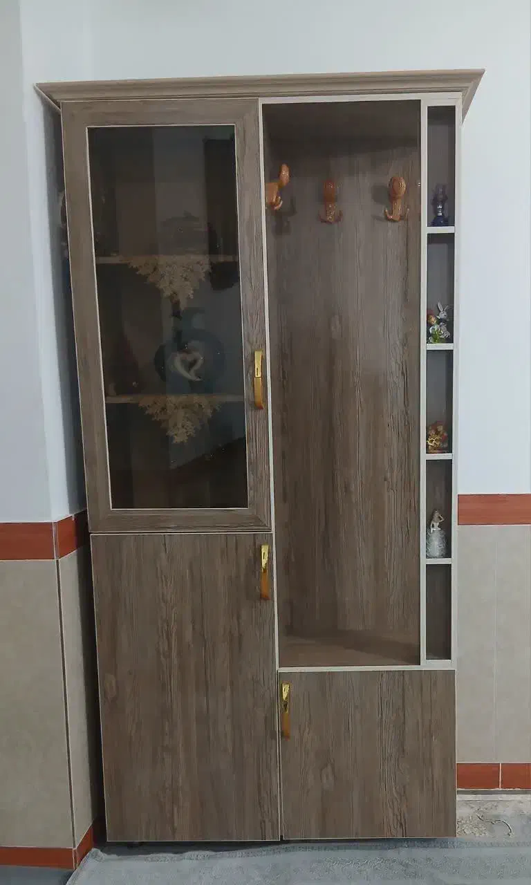 جاکفشی|جاکفشی، کمد، دراور|صحنه, |دیوار