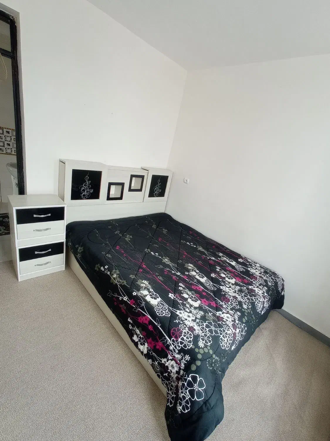 سرویس خواب دونفره در حد آک همراه با دو عدد پاتختی|تخت و سرویس خواب|مهران (ایلام), |دیوار