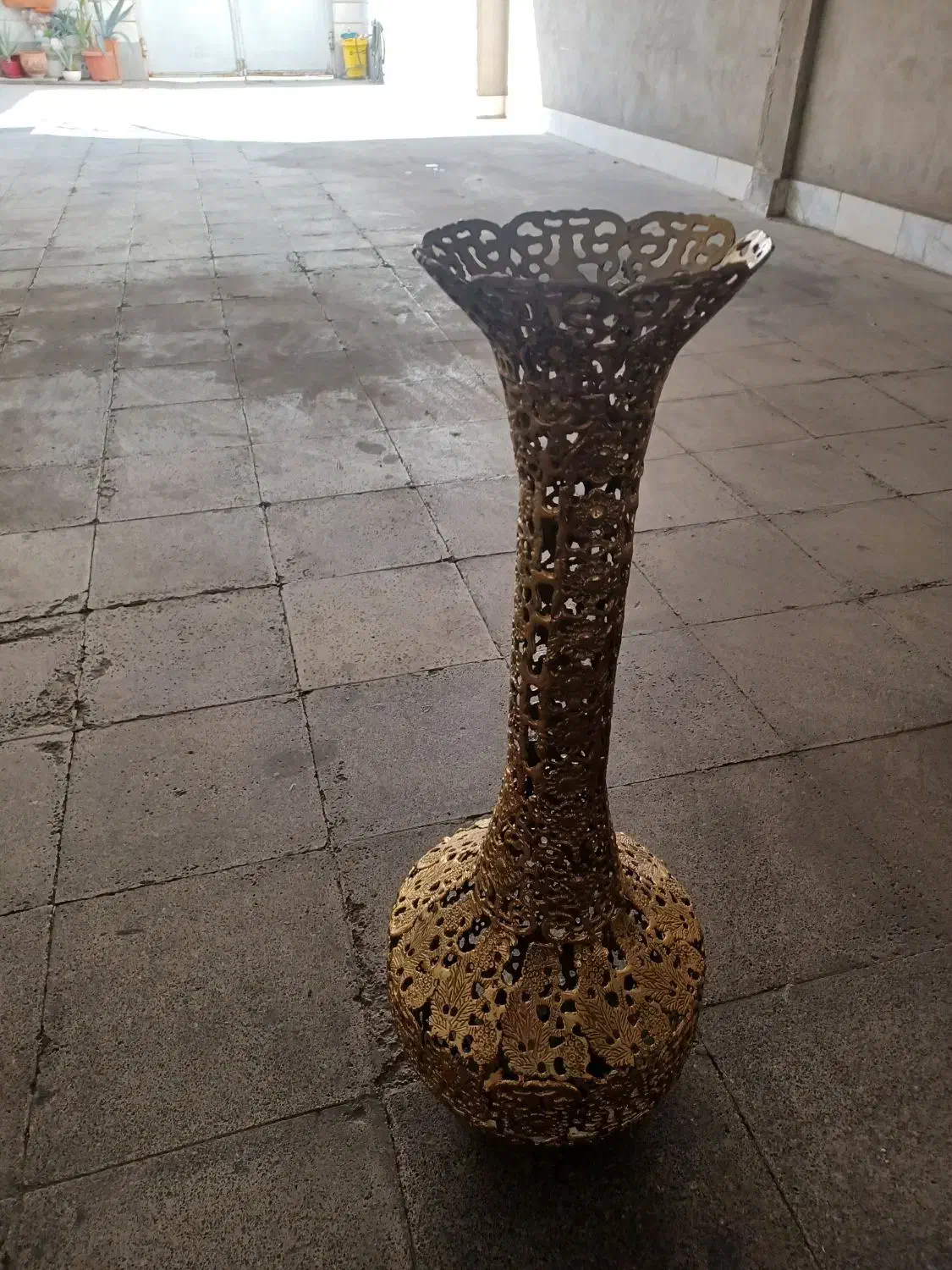 گلدان برنجی سالم وتمیز ۴۲۰۰ تومان|صنایع دستی و سایر لوازم تزئینی|تهران, ائمه اطهار|دیوار