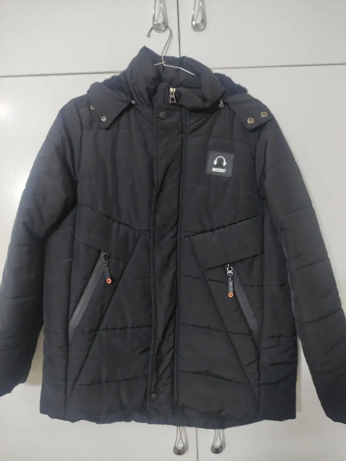 کاپشن|کفش و لباس بچه|مهاجران, |دیوار