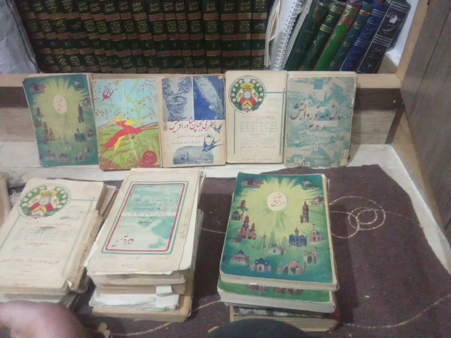 سالنامه قدیمی|کتاب و مجله تاریخی|خمینی‌شهر, |دیوار