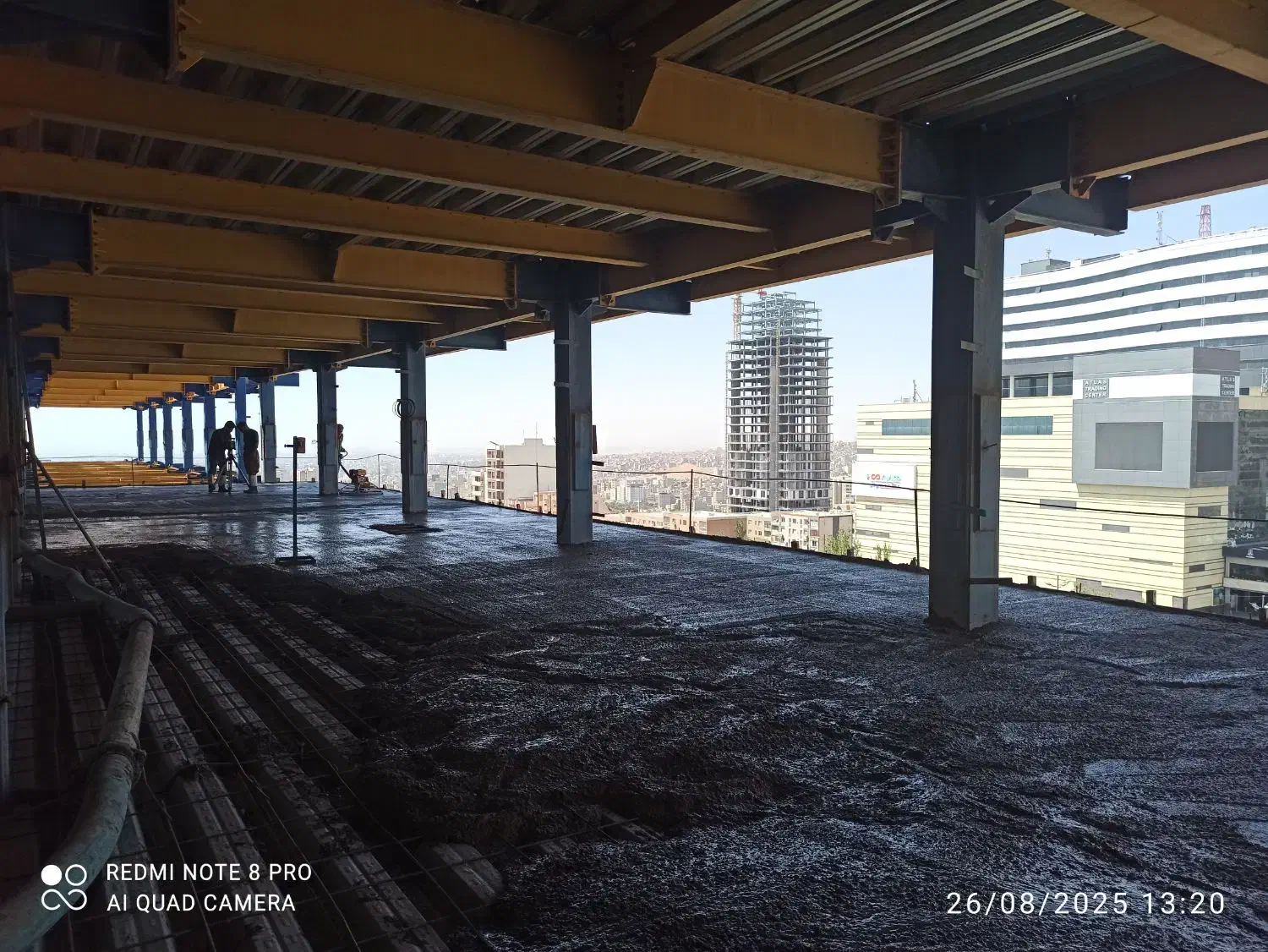 بتن ریزی کف با ماله پروانه به صورت شیشهای|خدمات پیشه و مهارت|رشت, جماران|دیوار