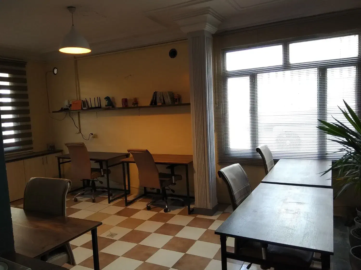 سالن مطالعه رایگان (ظرفیت یک نفر)|اجارهٔ کوتاه‌مدت دفتر کار و فضای آموزشی|مشهد, کوثر|دیوار