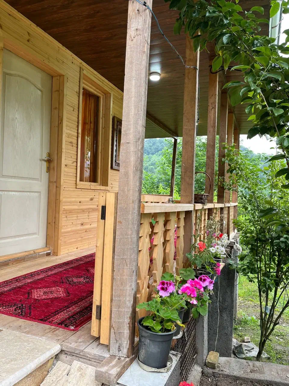 کلبه جنگلی|اجارهٔ کوتاهمدت ویلا و باغ|لاهیجان, آهندان|دیوار