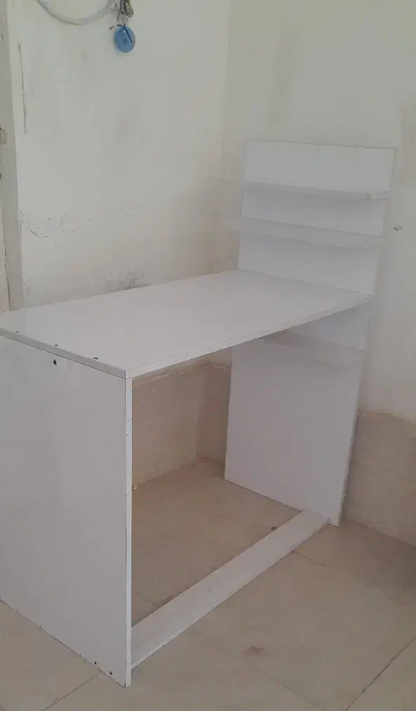 یک عدد میزناخن وهمراه پایه شسوار|آرایشگاه و سالنهای زیبایی|بندر امام خمینی, |دیوار