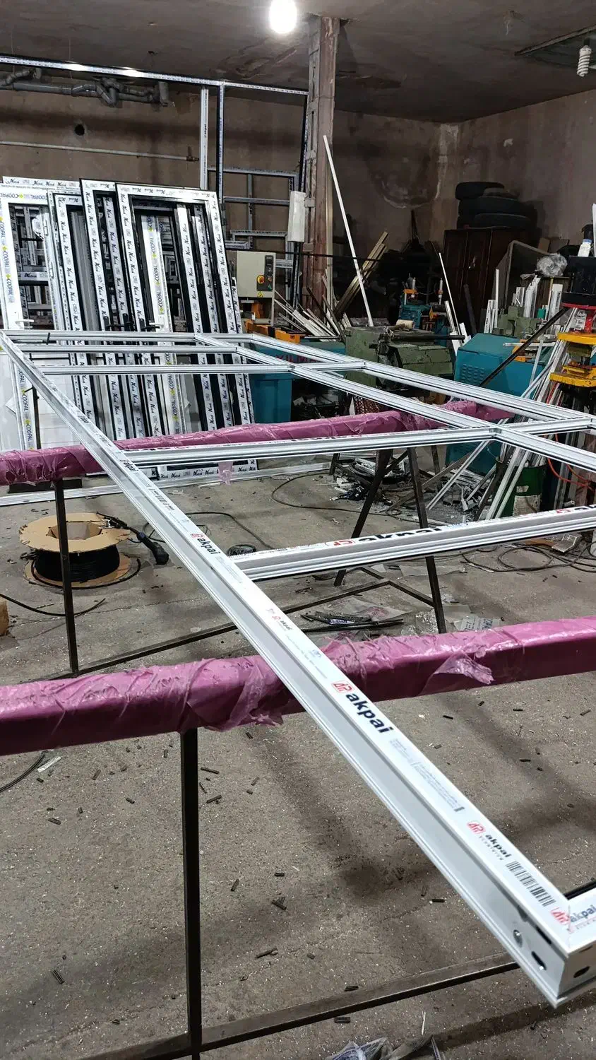 نصب و تعمیر درب و پنجره آلومینیوم|خدمات پیشه و مهارت|شهرکرد, |دیوار