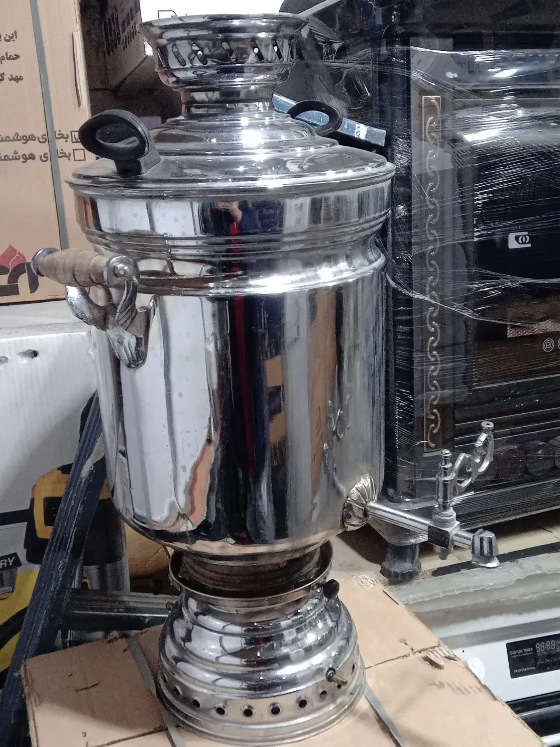 سماور برنجی مجلسی بزرگ|کلکسیون اشیاء عتیقه|کاشمر, |دیوار