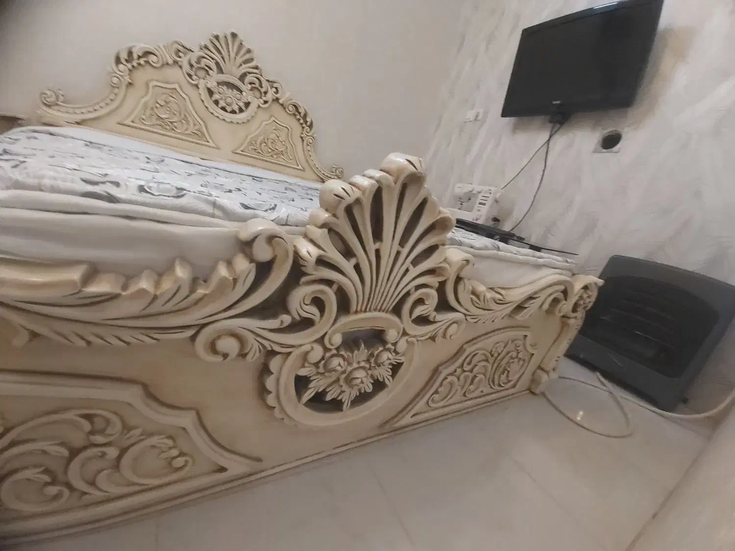 تخت|تخت و سرویس خواب|تربتحیدریه, باغ سلطانی|دیوار