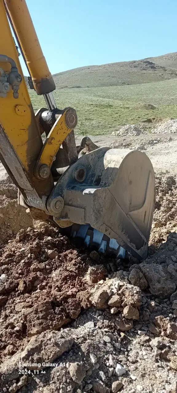 به نام  خدا ۰یه دستگاه بیل مکانیکی بفرش می‌رسد|خودرو سنگین|بروجرد, |دیوار