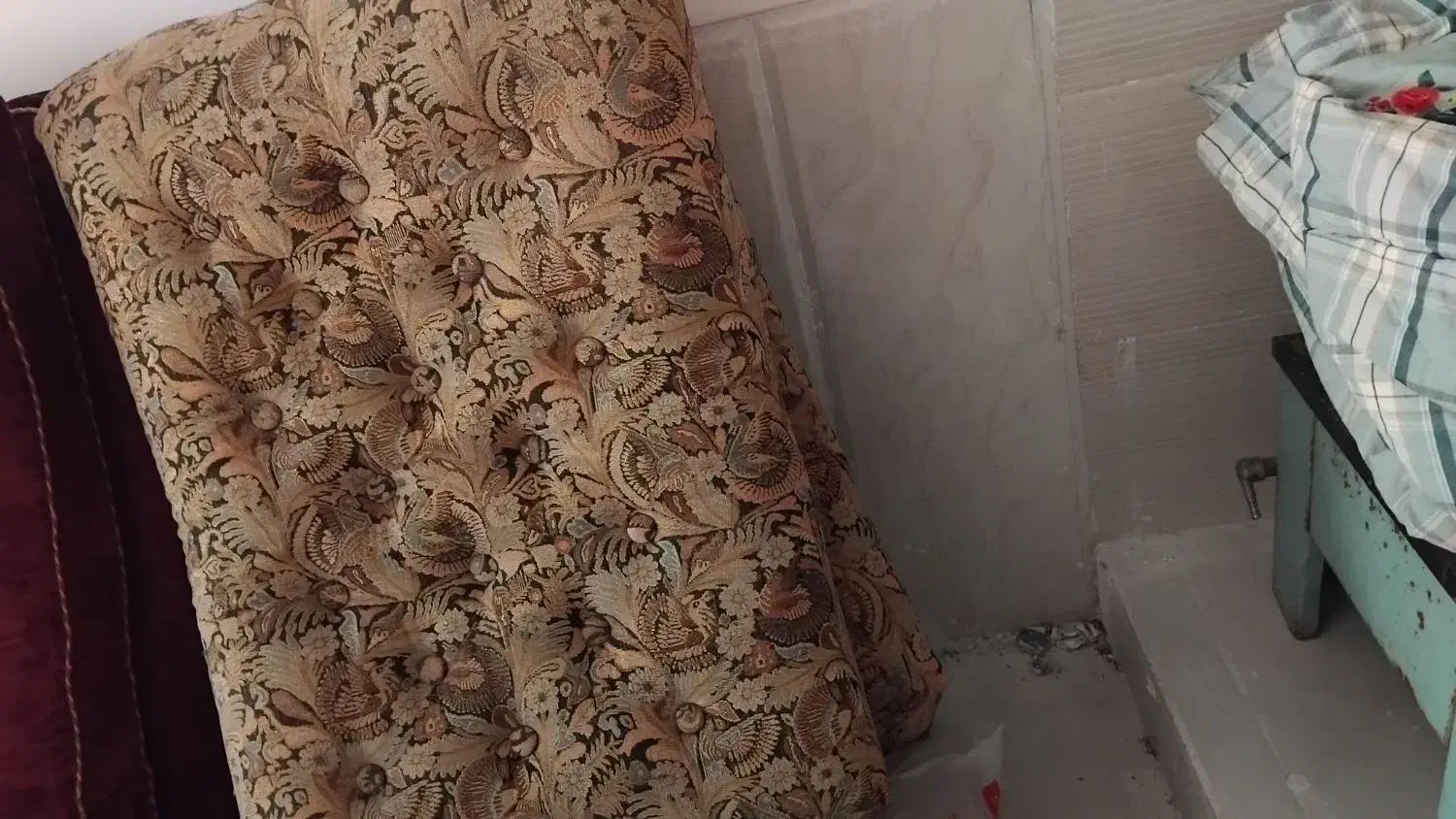 چند تا پشتی است با پنبه خوب پرشده|پشتی|یزد, |دیوار