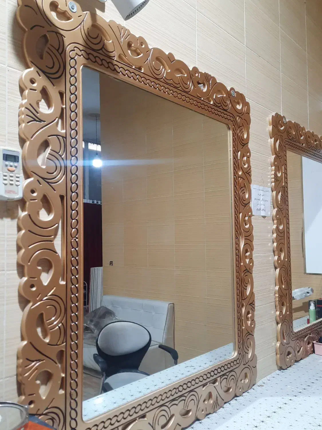 تعدادی آینه و صندلی سالن زیبایی|آرایشگاه و سالن‌های زیبایی|کرمانشاه, |دیوار