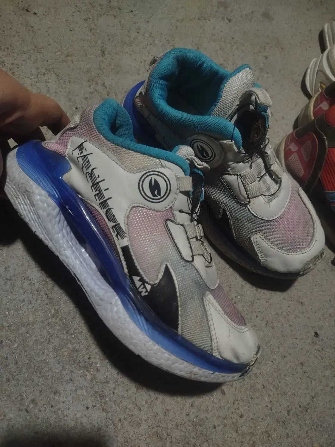 چند جفت کفش|کفش و لباس بچه|دهدشت, |دیوار