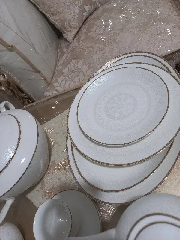 سرویس چینی تقدیس ۲۴ نفره طرح روجا، شیری رنگ|ظروف سرو و پذیرایی|قم, باجک سه|دیوار