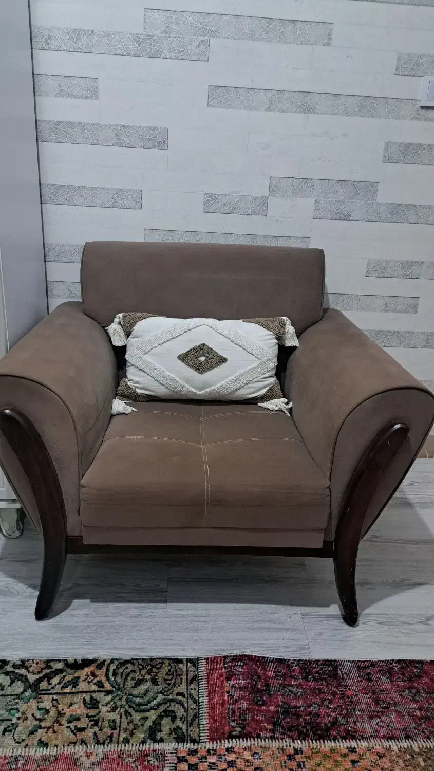 مبل تک نفره|مبلمان خانگی و میز عسلی|رشت, دیانتی|دیوار