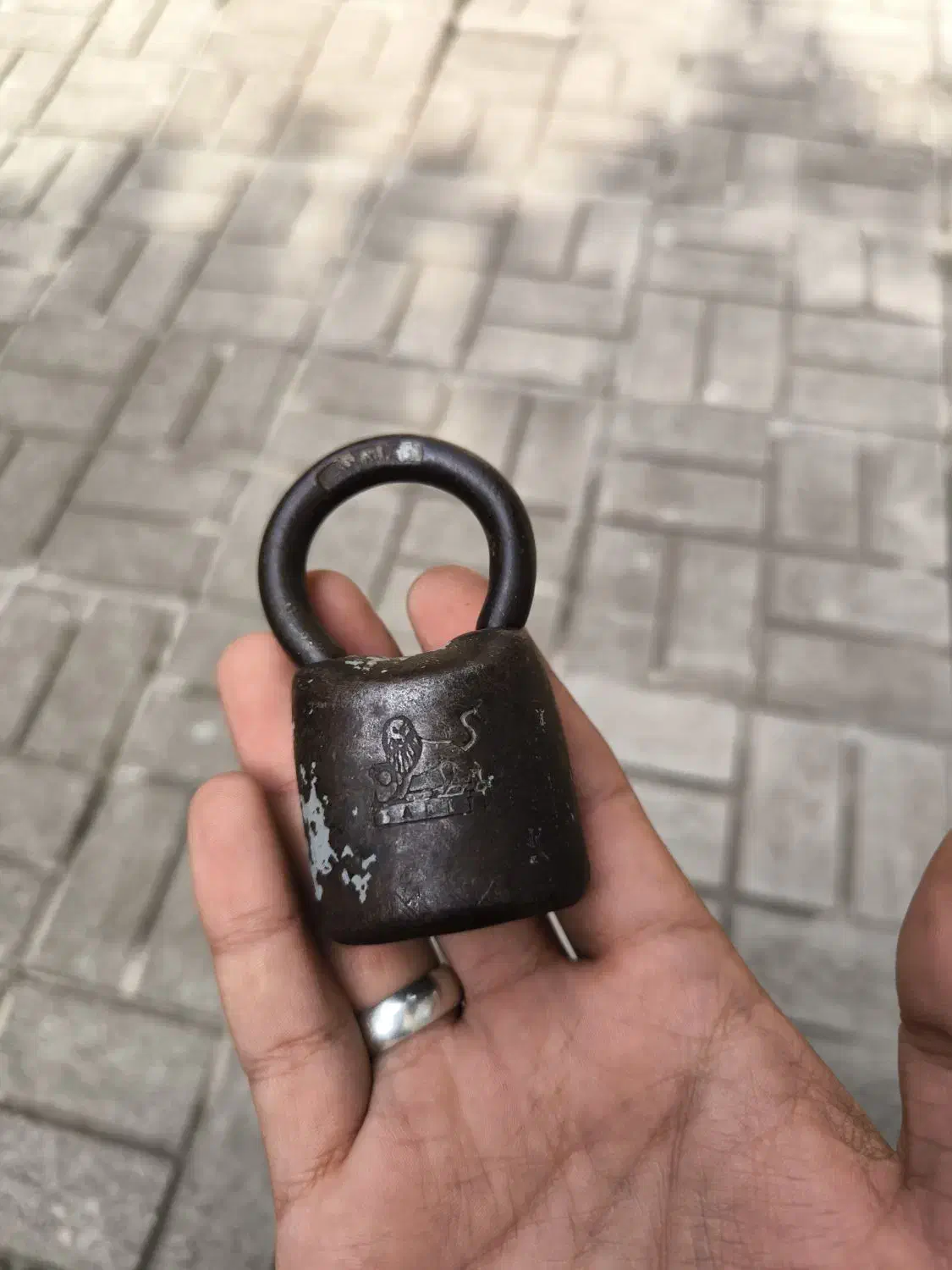 قفل کلکسیونی با علامت شیر و خورشید|کلکسیون اشیاء عتیقه|رشت, چله خانه|دیوار