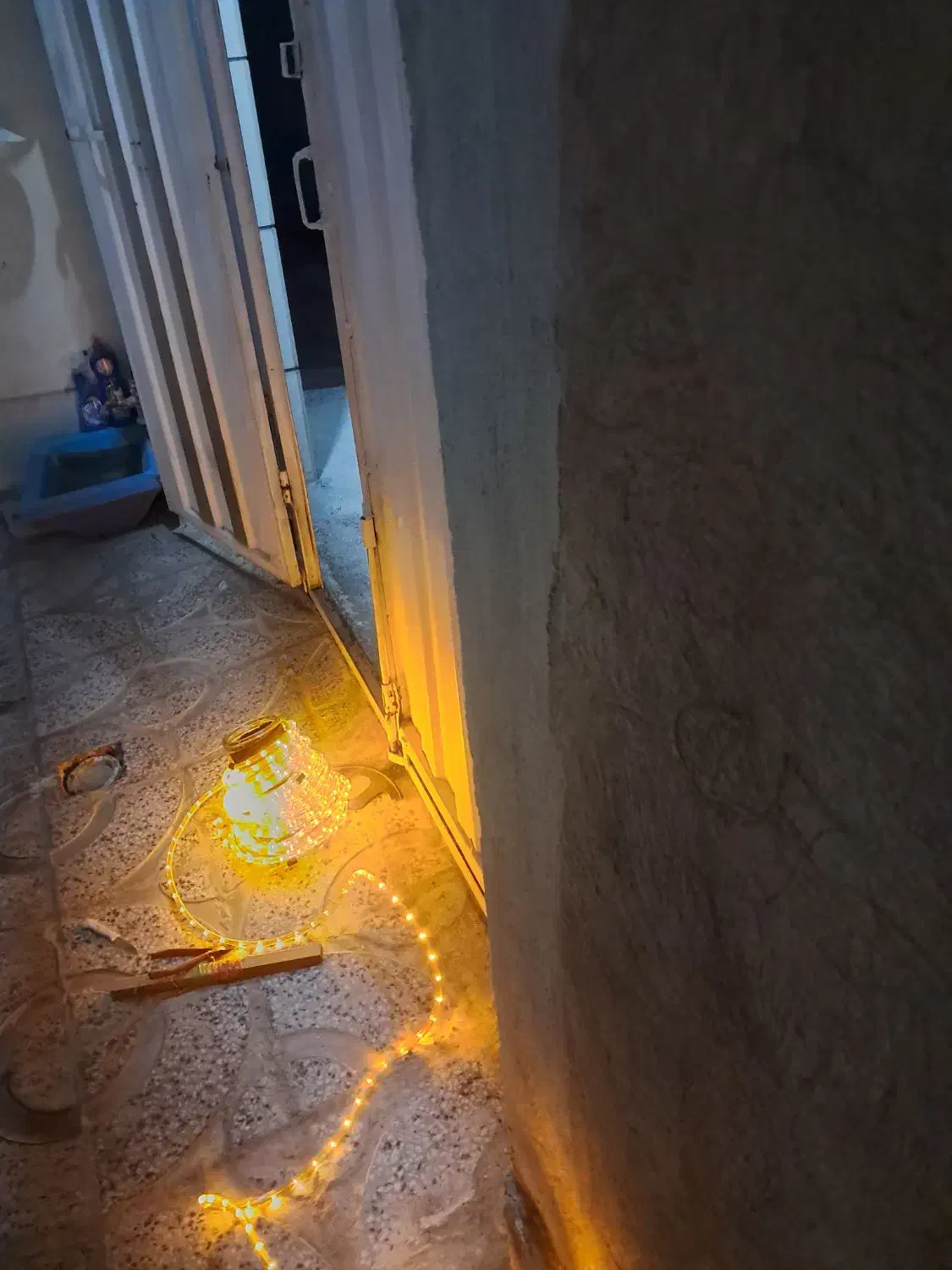 ریسه خورشیدی .|ریسه و چراغ تزئینی|بروجرد, |دیوار