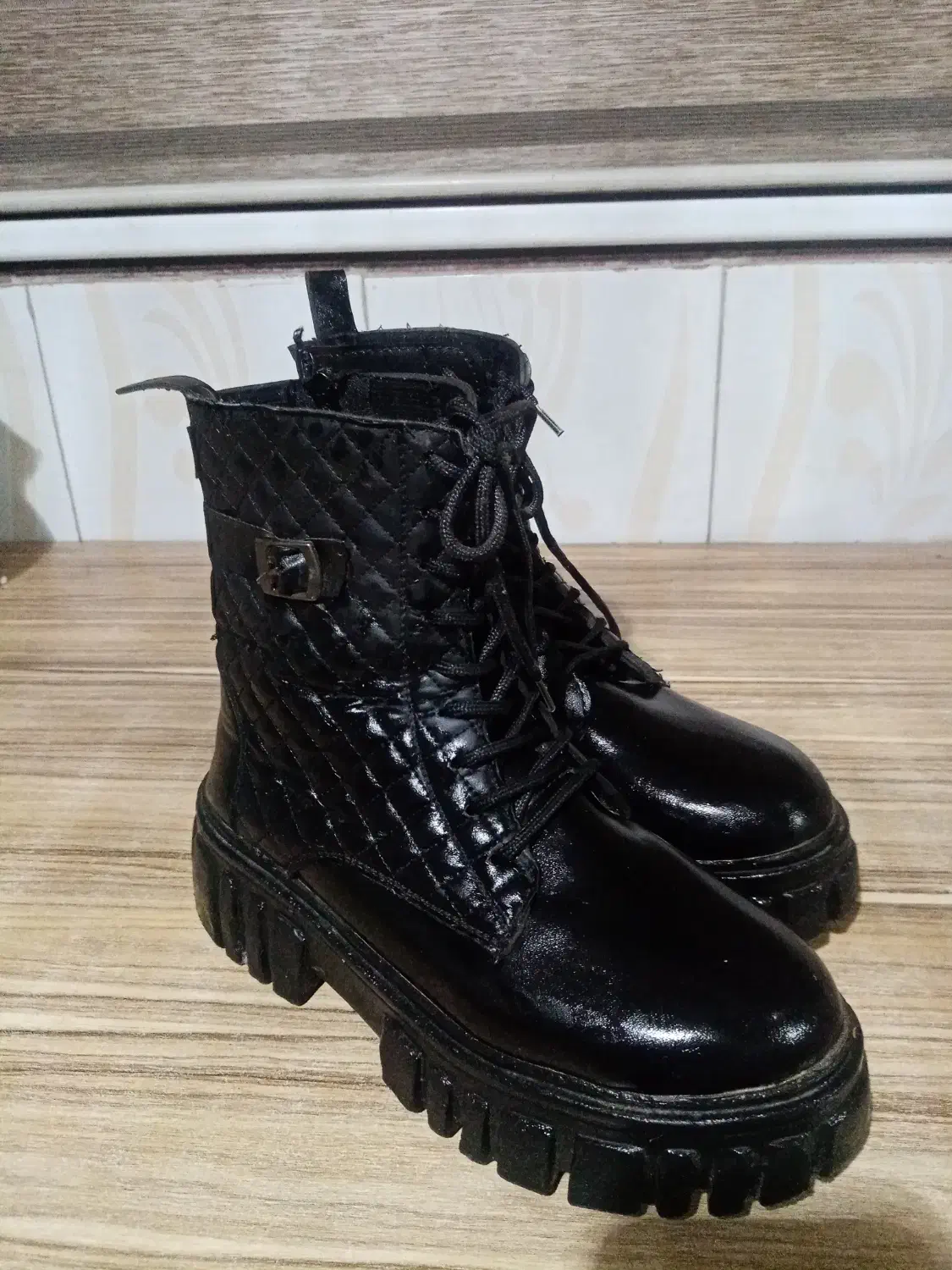 بوت تک سگک زنانه|کیف، کفش، کمربند|رشت, لاکان شهر|دیوار