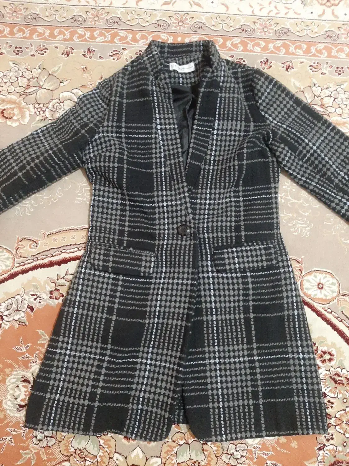 پالتو|لباس|ری, علایین|دیوار