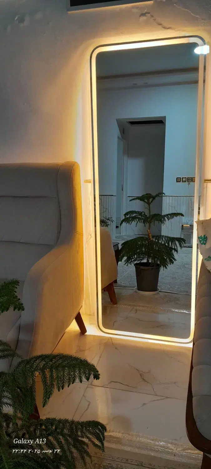 آینه|آینه|ملک‌آباد, |دیوار