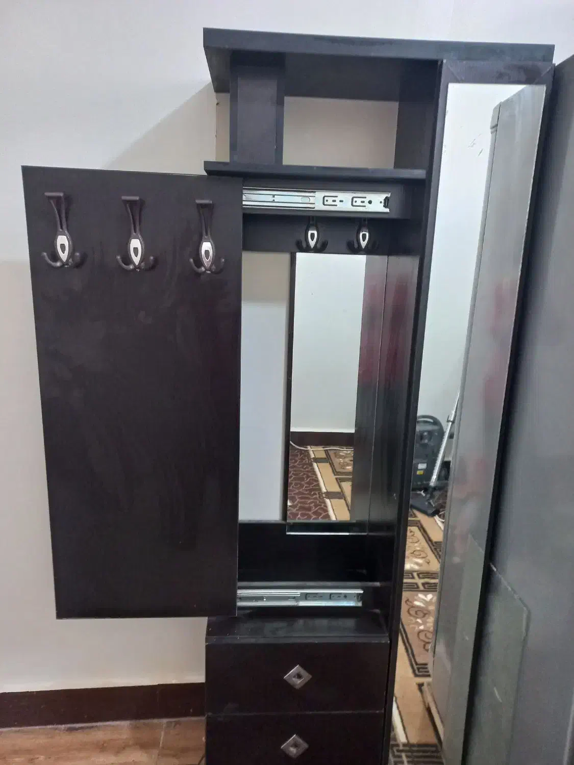 جاکفشی|جاکفشی، کمد، دراور|اهواز, کوی منابع طبیعی|دیوار