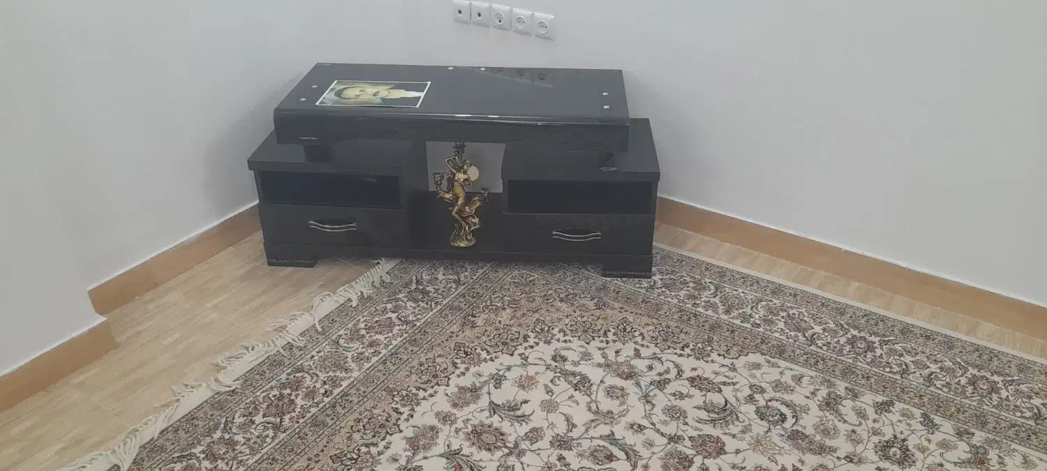 تلویزیون سامسونگ سالم وتمیز همراه با میز|تلویزیون و پروژکتور|دماوند, گیلاوند|دیوار