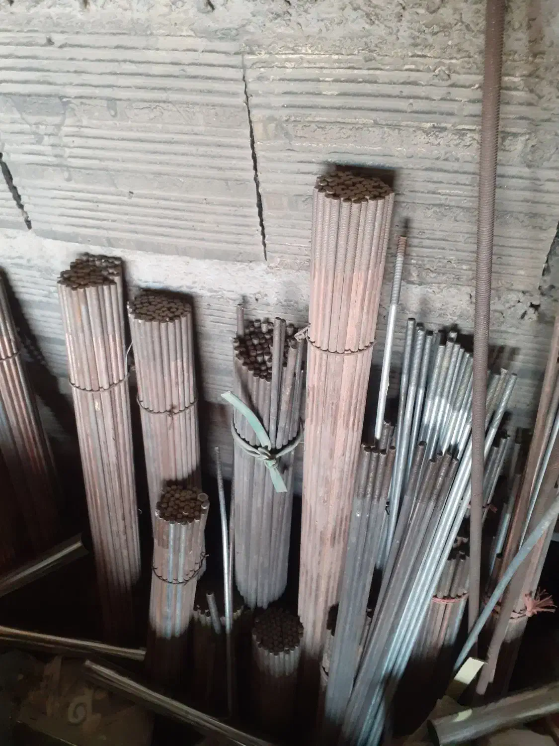 میله های دو سر رزوه دار مخصوص پایه های میز|مبلمان خانگی و میز عسلی|اصفهان, شفق|دیوار