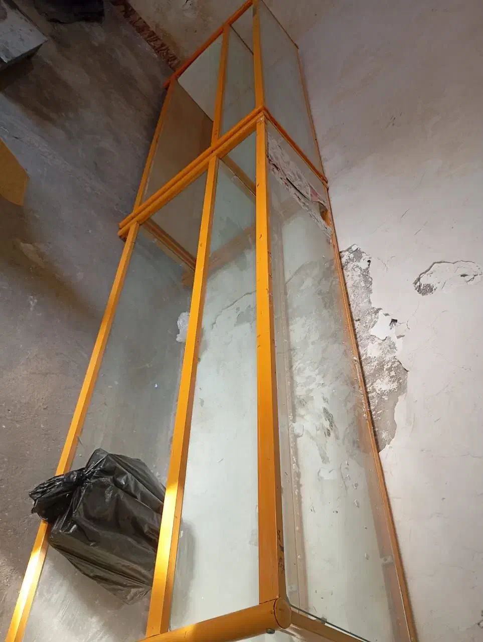 ویتروین معازه شیشه سالم فقط بخارجابه جای مفروشم|بوفه، ویترین، کنسول|مسجد سلیمان, |دیوار