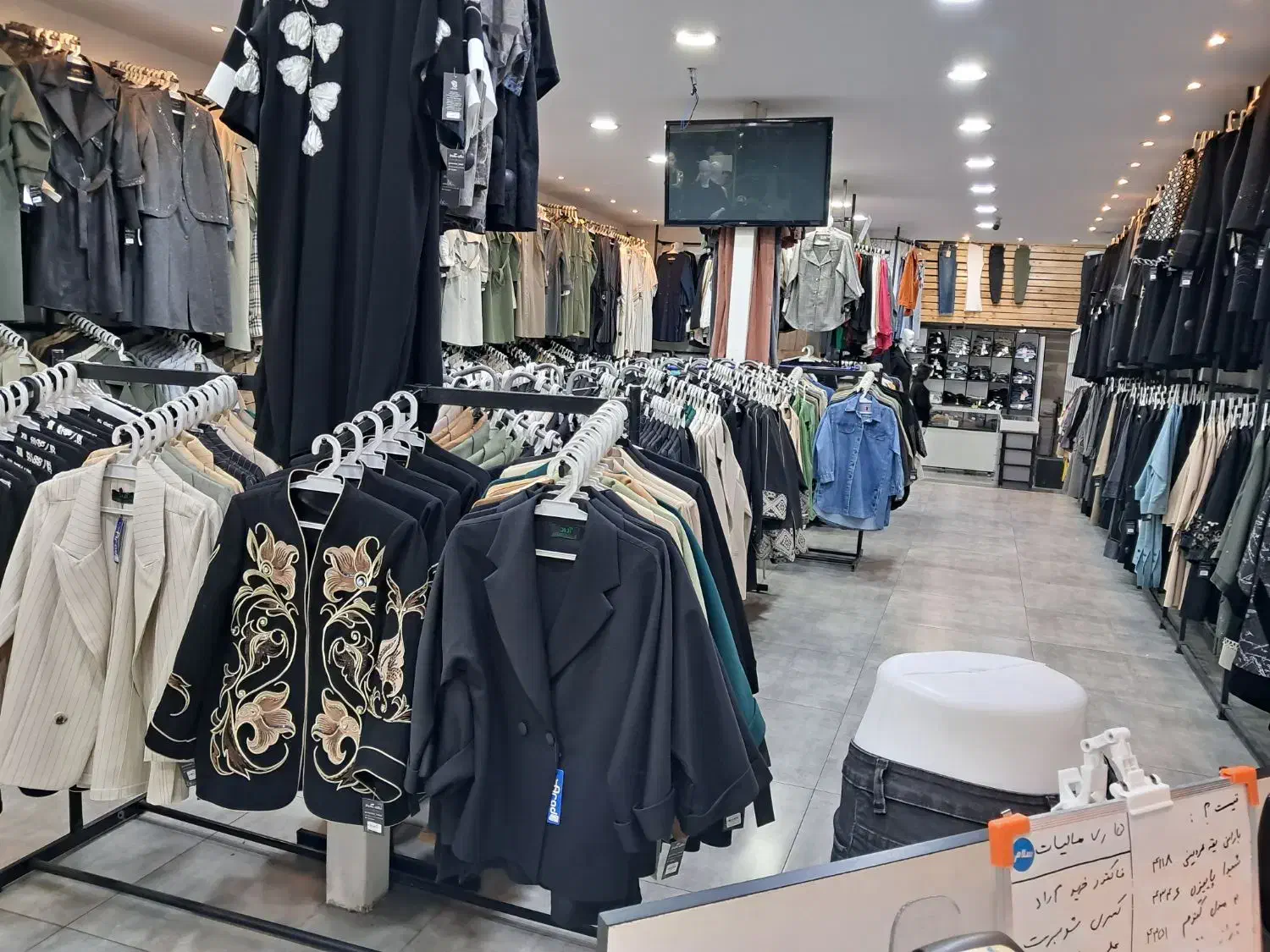 ادمین فروشنده خانم جهت همکاری در مانتو سرا|استخدام بازاریابی و فروش|تهران, خاک سفید|دیوار