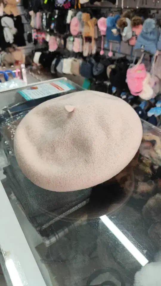 کلاه برت فرانسوی|لباس|مشهد, هفت تیر (نه دره)|دیوار