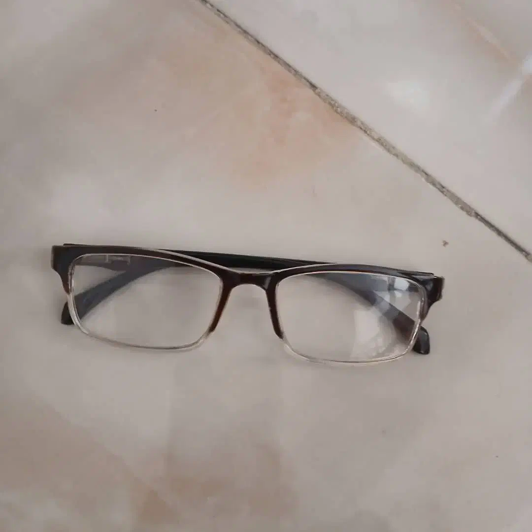 پیداشده عینک|اشیا|ملارد, |دیوار