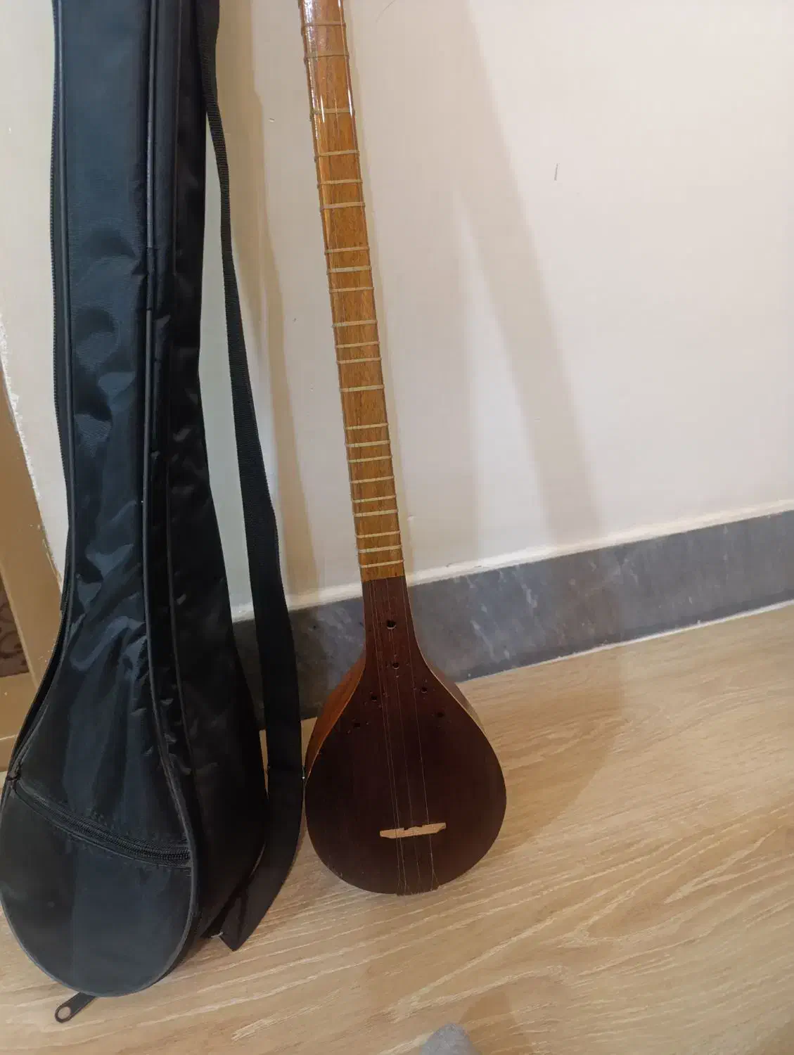 سه تار اکبری..|سازهای سنتی|اسلام‌‌آباد غرب, |دیوار