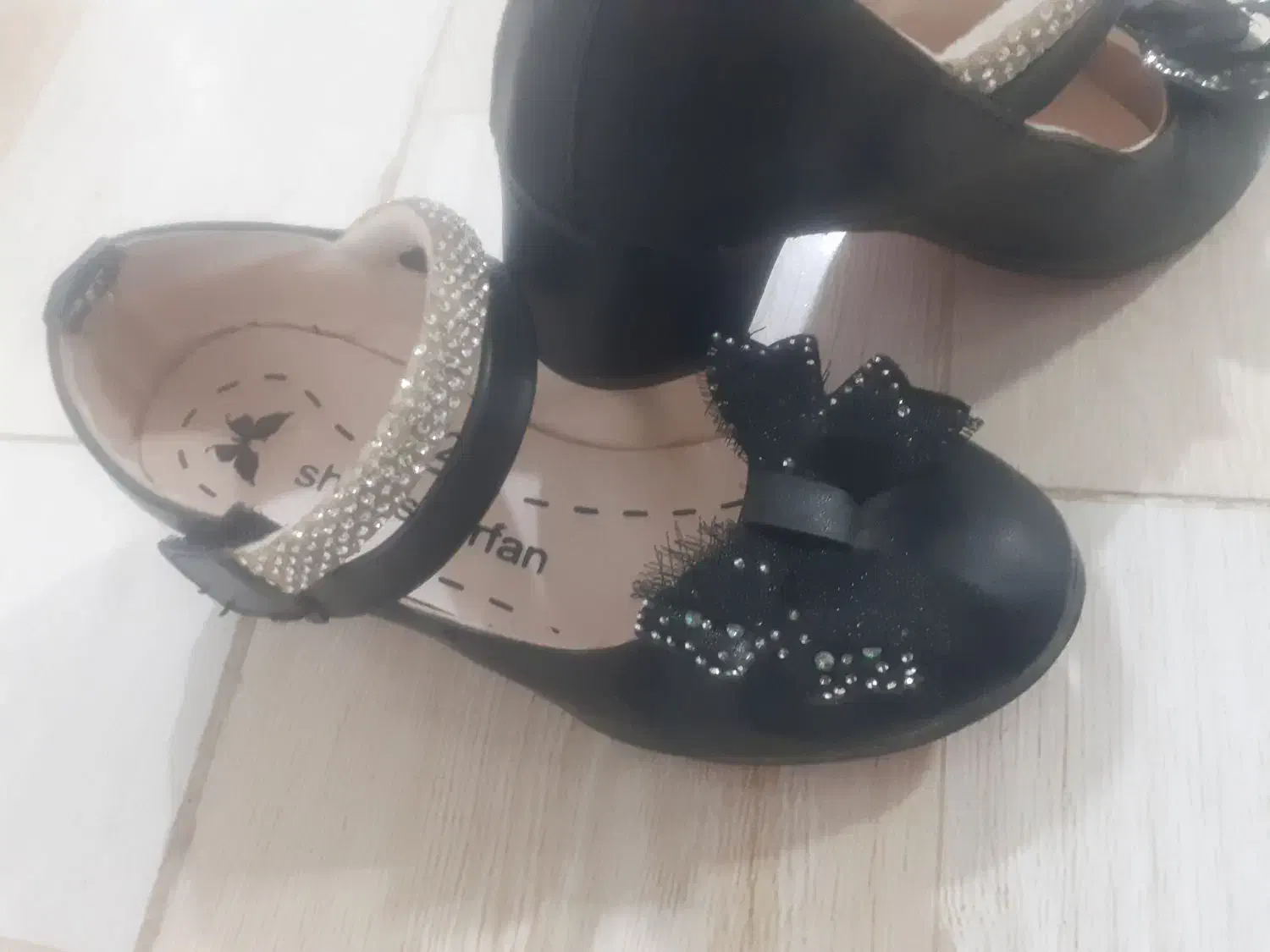 یه جفت کفش مجلسی دخترانه نونو سایز ۲۹|کفش و لباس بچه|بروجرد, |دیوار