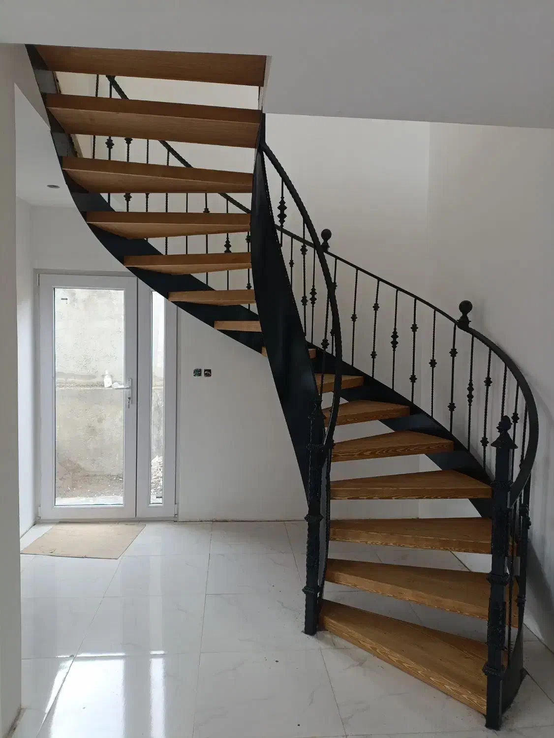 پله ، طراحی و ساخت کف پله چوبی وسوناخشک|خدمات پیشه و مهارت|آمل, |دیوار