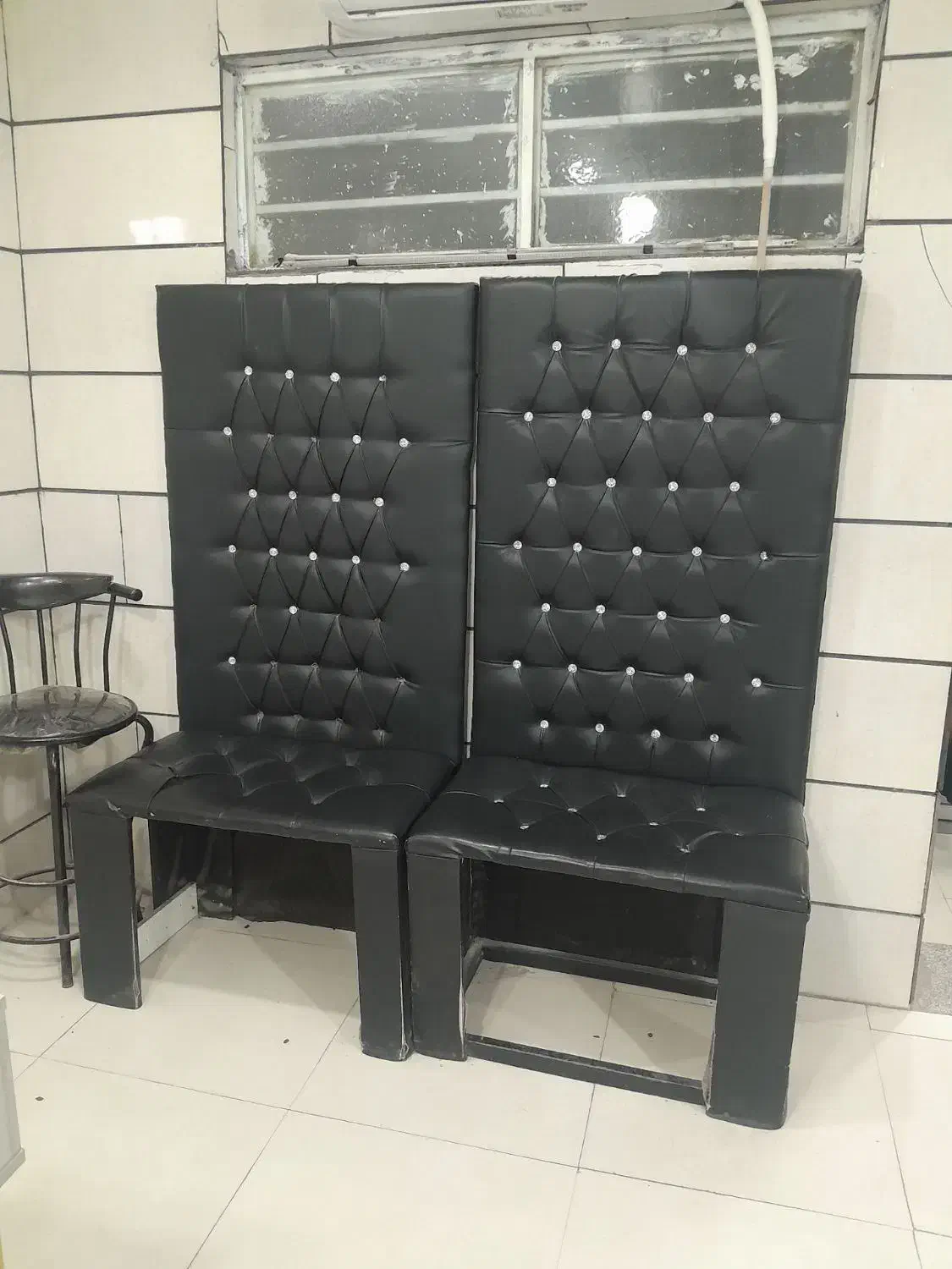 فروش فوری صندلی انتظار وآینه کنسول|آرایشگاه و سالن‌های زیبایی|مشهد, کوی المهدی|دیوار