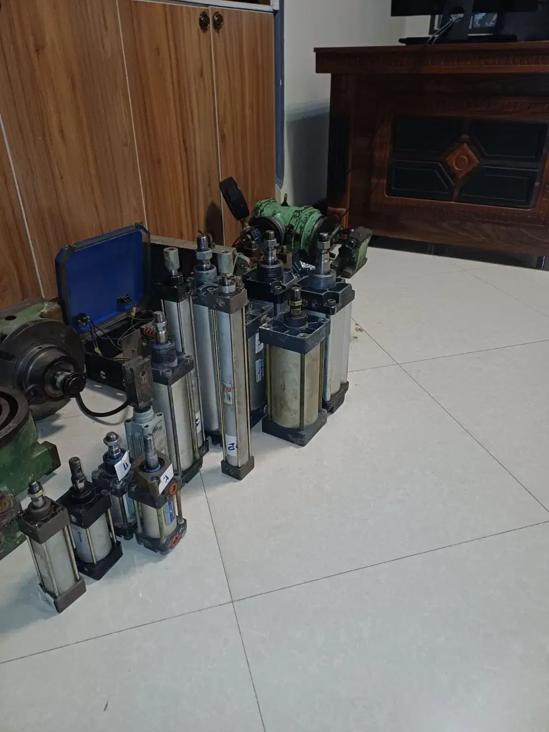 تعدادی جک پنوماتیک|ماشین‌آلات صنعتی|پاکدشت, خاتون آباد|دیوار