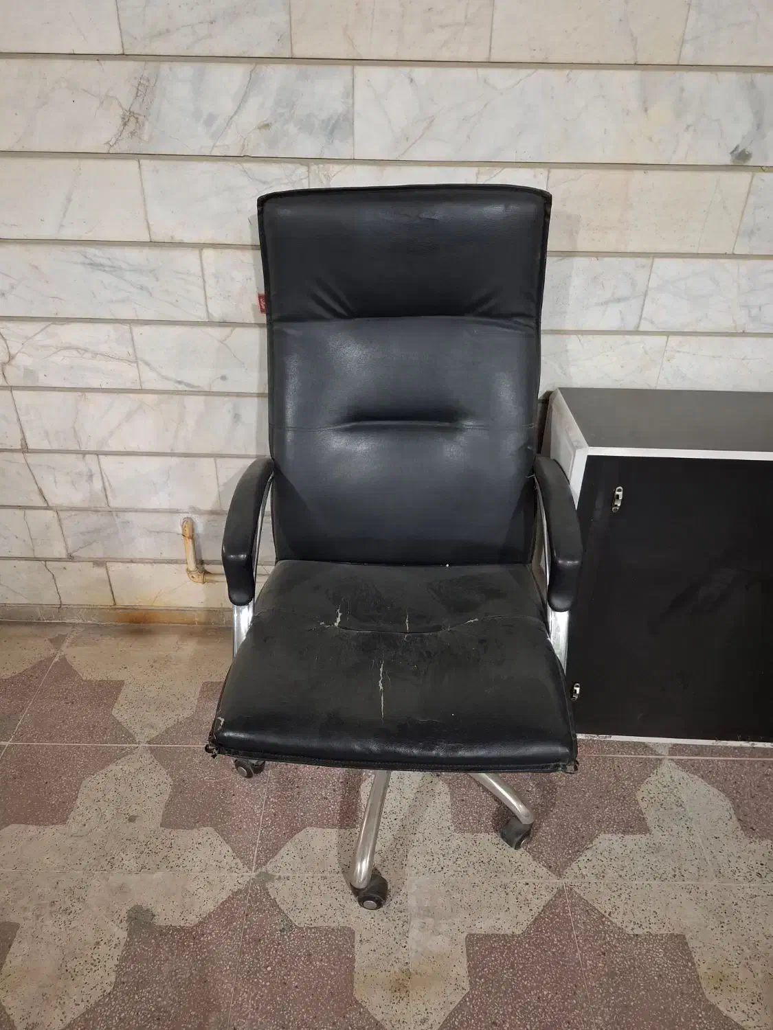 صندلی چرخ دار|مبلمان اداری|شیراز, زرهی|دیوار