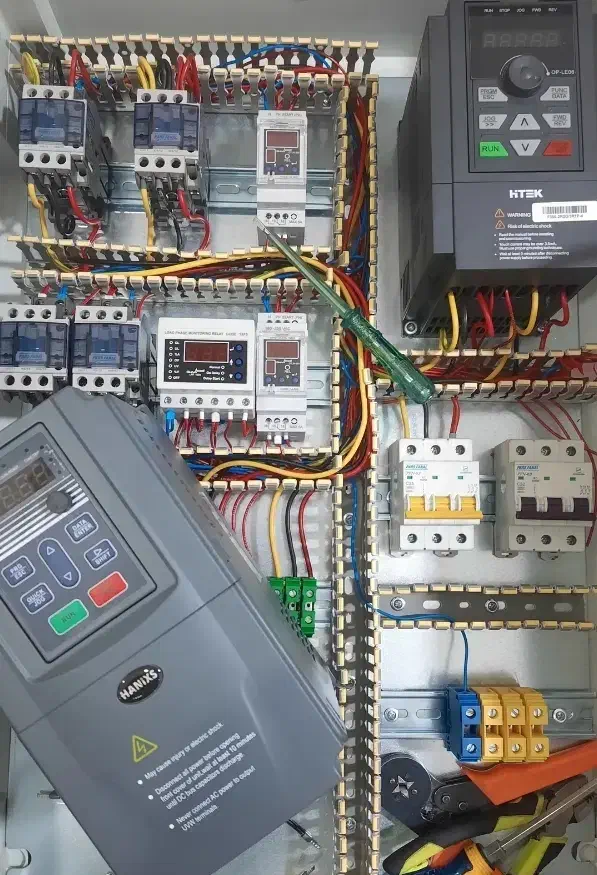 مونتاژ تابلو و عیب یابی تابلو برق تک فاز و سه فاز|خدمات پیشه و مهارت|اراک, |دیوار