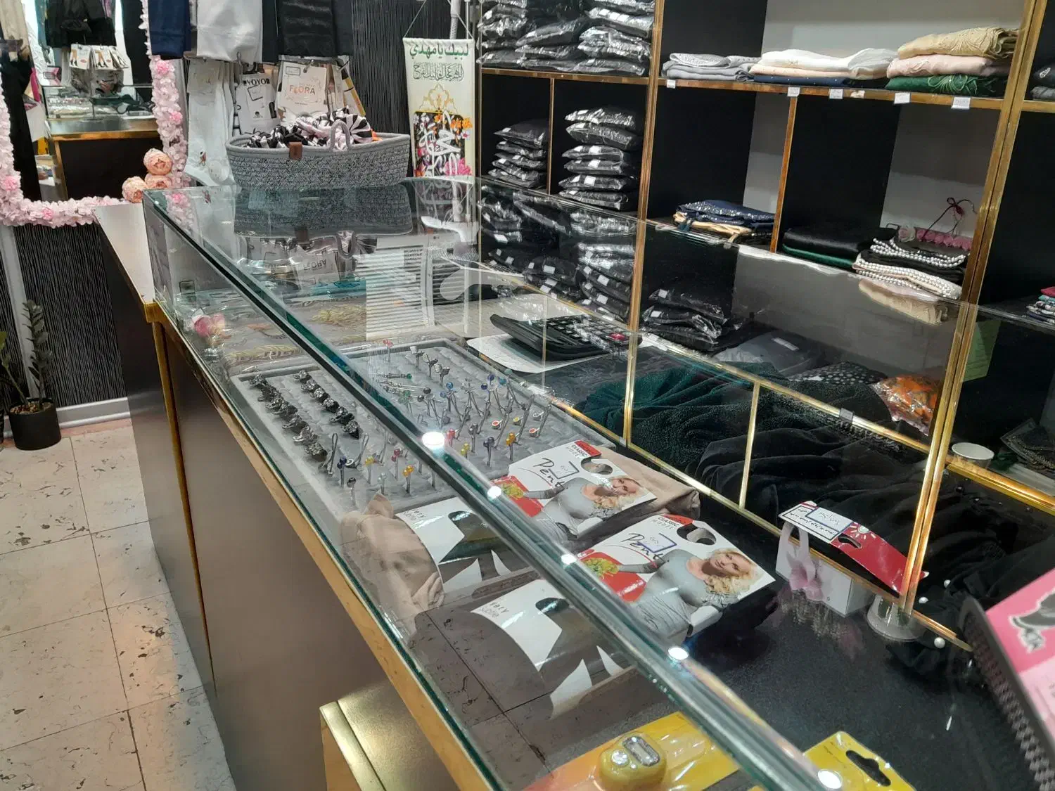 فروش ویترین و پیشخوان  و قفسه|فروشگاه و مغازه|رشت, استادسرا|دیوار