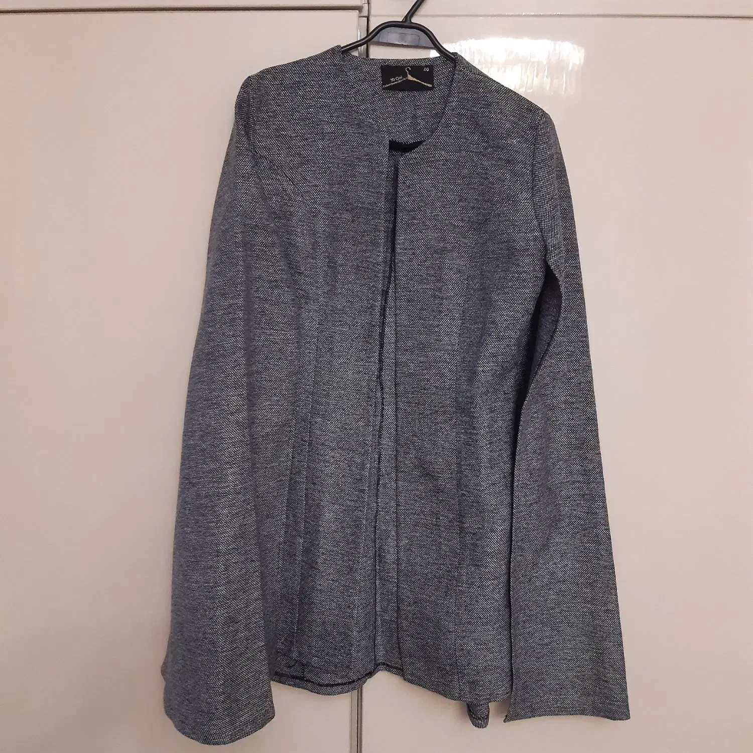 تعدادی مانتو و پالتو|لباس|بومهن, |دیوار