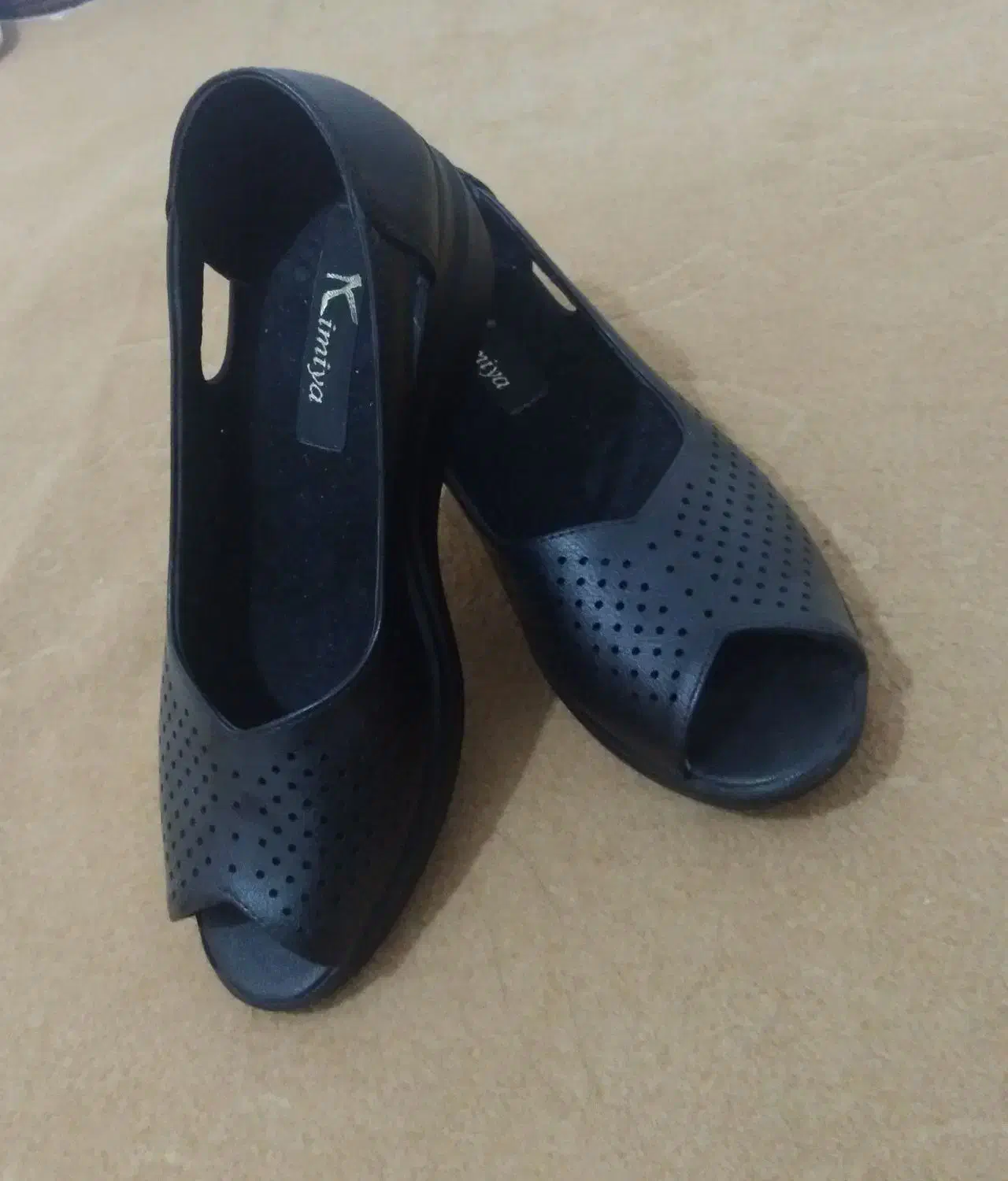 کفش|کیف، کفش، کمربند|گلبهار, شهر جدید گلبهار|دیوار