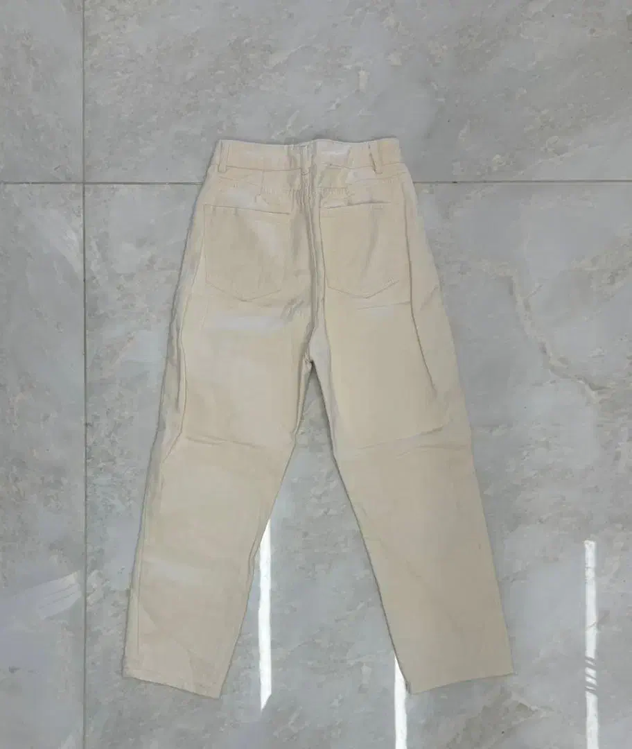 شلوار لی و لنین|لباس|اصفهان, برازنده|دیوار