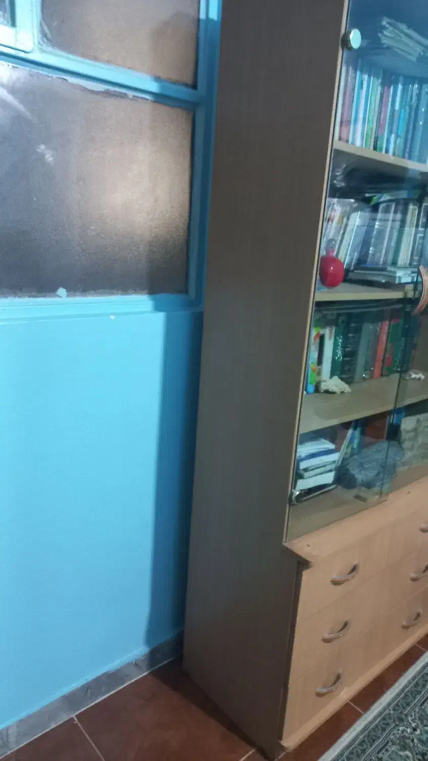 فروش فوری کمد طبقاتی با درب شیشه و سه کشو در حد نو|جاکفشی، کمد، دراور|مشکین‌دشت, |دیوار