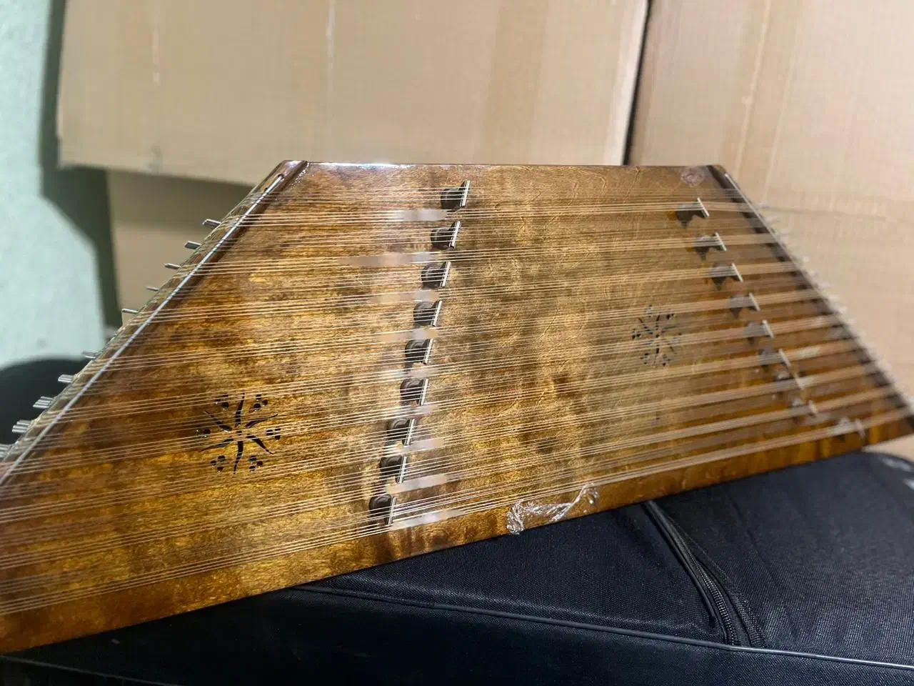 گالری هنر روز (چناران)|گیتار، بیس، امپلیفایر|چناران, |دیوار