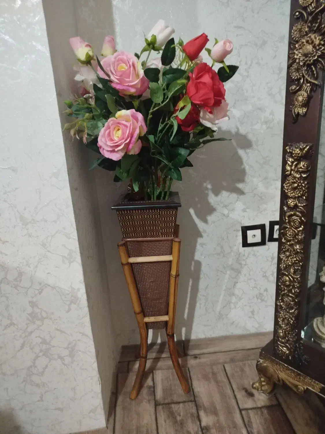 گل  رز مصنوعی وتابلو فرش واستند گل همراه گل|صنایع دستی و سایر لوازم تزئینی|ارومیه, |دیوار