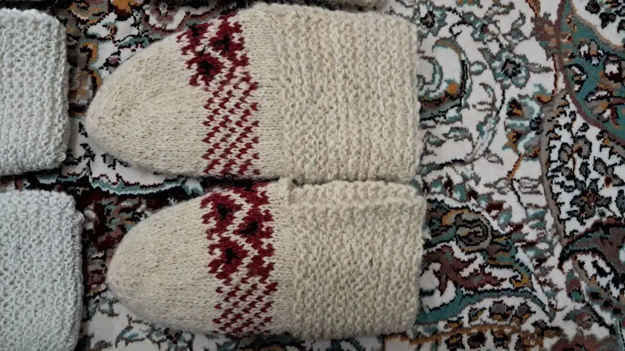 پاپوش یا گیوه ی سنتی|کیف، کفش، کمربند|فومن, |دیوار