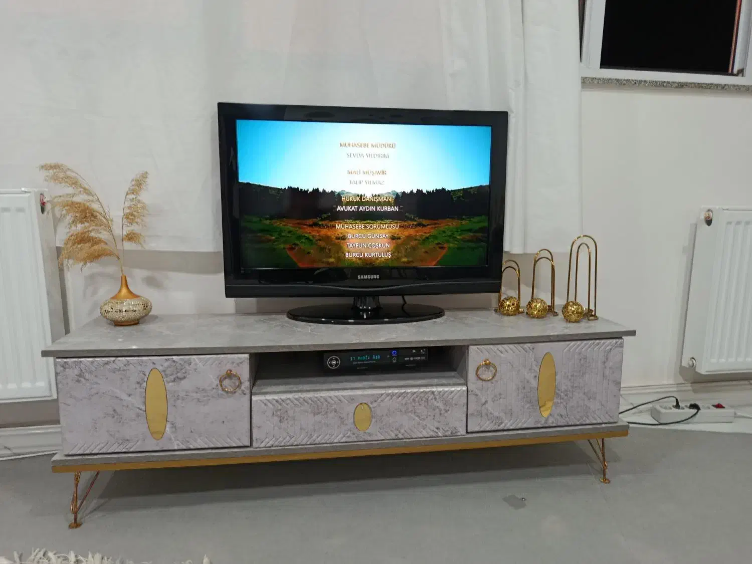 تلویزیون ال سی دی32 و میز تلویزیون درحدنو|تلویزیون و پروژکتور|بوکان, |دیوار