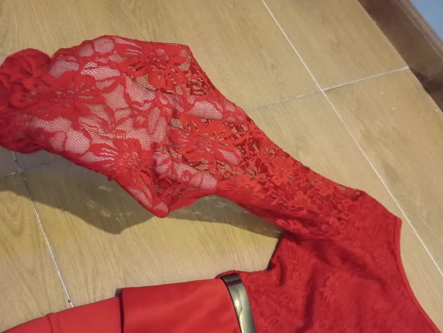 لباس قرمزکوتاه بسیار شیک و خوش تن|لباس|رباطکریم, رباطکریم|دیوار